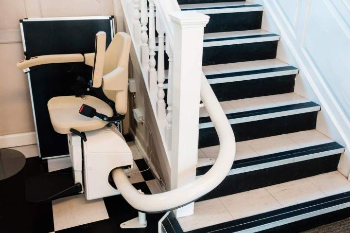 Accessibilité et autonomie garanties en Creuse grâce à un monte-escalier fiable